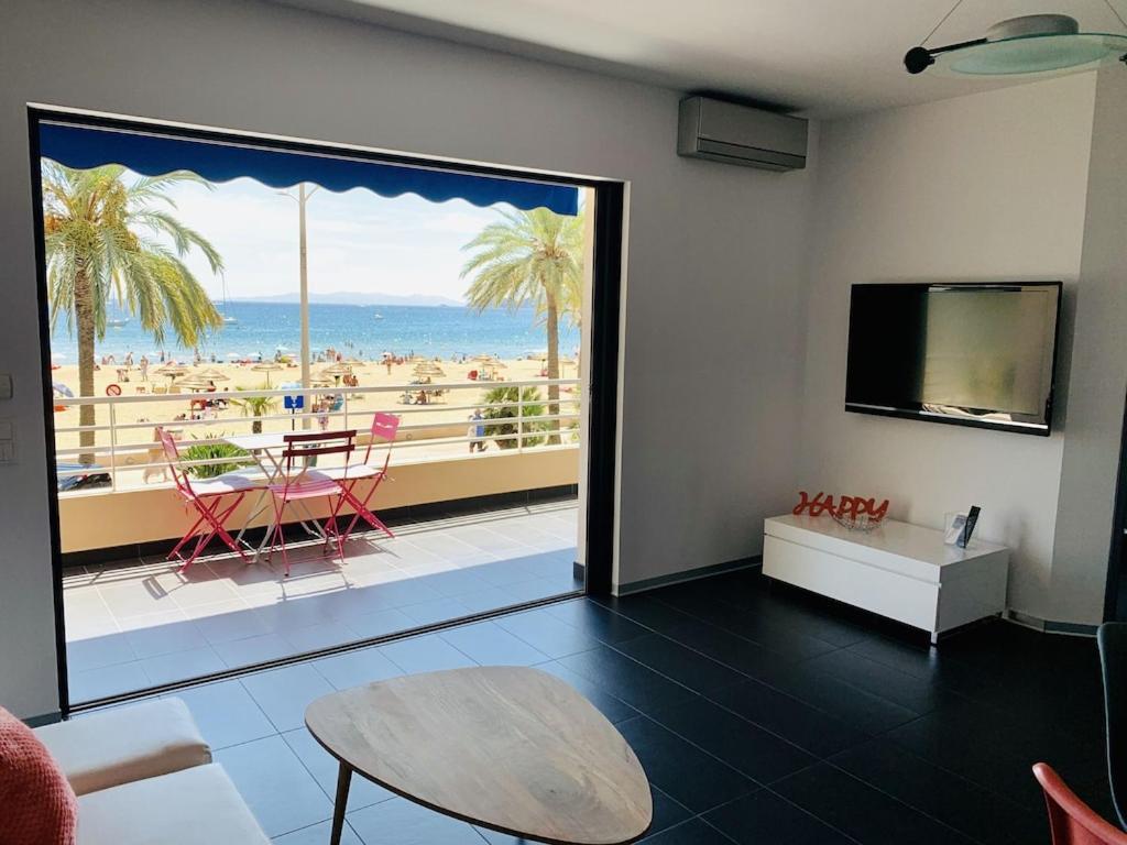 T2 Front De Mer 2Pers 1 Minute De La Plaget2 De 44 M2 Plus Terrasse 16M2 , Vue Mer Panoramique Et En Face De La Plage Cet Appartement Refait A Neuf Beneficie D'Un Confort Et D Un Equipement Optima Cet Appartement Est Ideal Pour 2 Personnes Avec Sa Ch Le Lavandou Extérieur photo