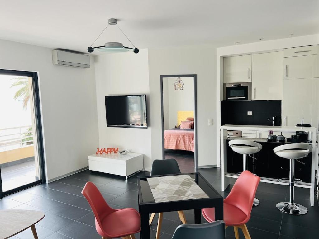 T2 Front De Mer 2Pers 1 Minute De La Plaget2 De 44 M2 Plus Terrasse 16M2 , Vue Mer Panoramique Et En Face De La Plage Cet Appartement Refait A Neuf Beneficie D'Un Confort Et D Un Equipement Optima Cet Appartement Est Ideal Pour 2 Personnes Avec Sa Ch Le Lavandou Extérieur photo