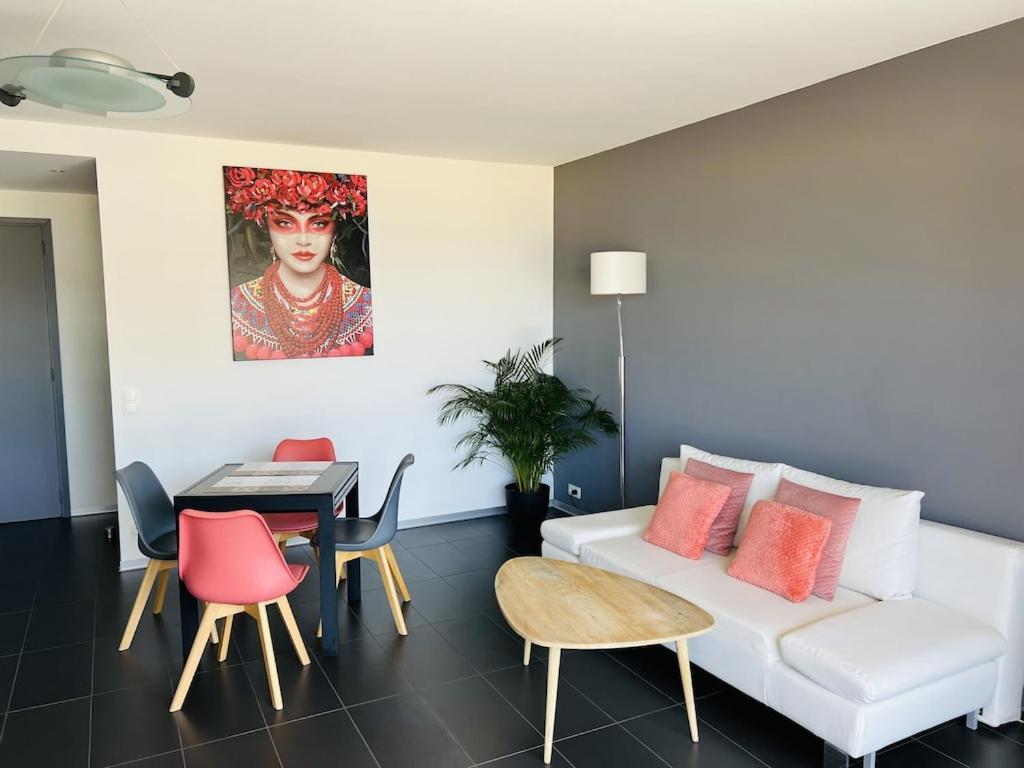 T2 Front De Mer 2Pers 1 Minute De La Plaget2 De 44 M2 Plus Terrasse 16M2 , Vue Mer Panoramique Et En Face De La Plage Cet Appartement Refait A Neuf Beneficie D'Un Confort Et D Un Equipement Optima Cet Appartement Est Ideal Pour 2 Personnes Avec Sa Ch Le Lavandou Extérieur photo