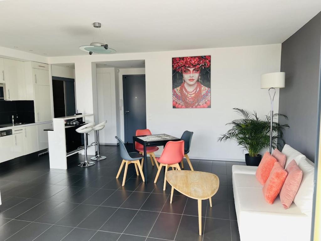 T2 Front De Mer 2Pers 1 Minute De La Plaget2 De 44 M2 Plus Terrasse 16M2 , Vue Mer Panoramique Et En Face De La Plage Cet Appartement Refait A Neuf Beneficie D'Un Confort Et D Un Equipement Optima Cet Appartement Est Ideal Pour 2 Personnes Avec Sa Ch Le Lavandou Extérieur photo