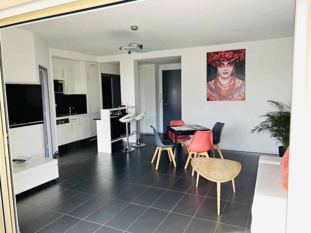 T2 Front De Mer 2Pers 1 Minute De La Plaget2 De 44 M2 Plus Terrasse 16M2 , Vue Mer Panoramique Et En Face De La Plage Cet Appartement Refait A Neuf Beneficie D'Un Confort Et D Un Equipement Optima Cet Appartement Est Ideal Pour 2 Personnes Avec Sa Ch Le Lavandou Extérieur photo