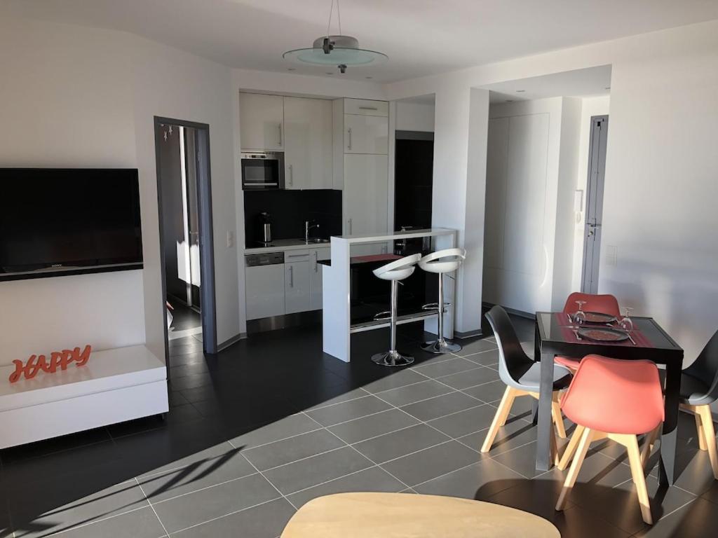 T2 Front De Mer 2Pers 1 Minute De La Plaget2 De 44 M2 Plus Terrasse 16M2 , Vue Mer Panoramique Et En Face De La Plage Cet Appartement Refait A Neuf Beneficie D'Un Confort Et D Un Equipement Optima Cet Appartement Est Ideal Pour 2 Personnes Avec Sa Ch Le Lavandou Extérieur photo