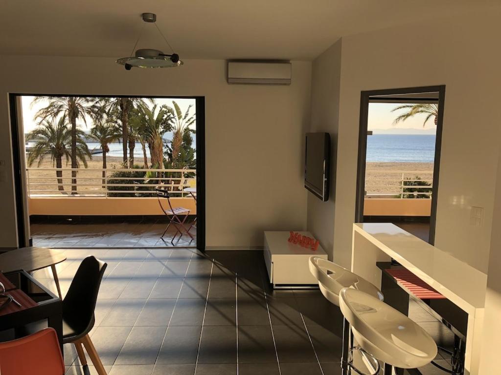 T2 Front De Mer 2Pers 1 Minute De La Plaget2 De 44 M2 Plus Terrasse 16M2 , Vue Mer Panoramique Et En Face De La Plage Cet Appartement Refait A Neuf Beneficie D'Un Confort Et D Un Equipement Optima Cet Appartement Est Ideal Pour 2 Personnes Avec Sa Ch Le Lavandou Extérieur photo